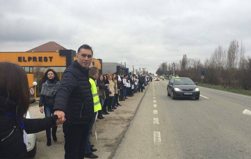 LANŢ UMAN pentru Autostrada Craiova - Piteşti! FOTO