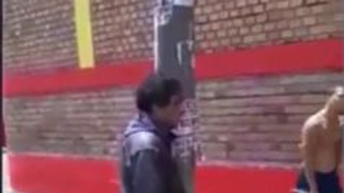 Ce a pățit un bărbat care a încercat să răpească un copil. L-au fugărit pe stradă și l-au bombardat cu pietre | FOTO