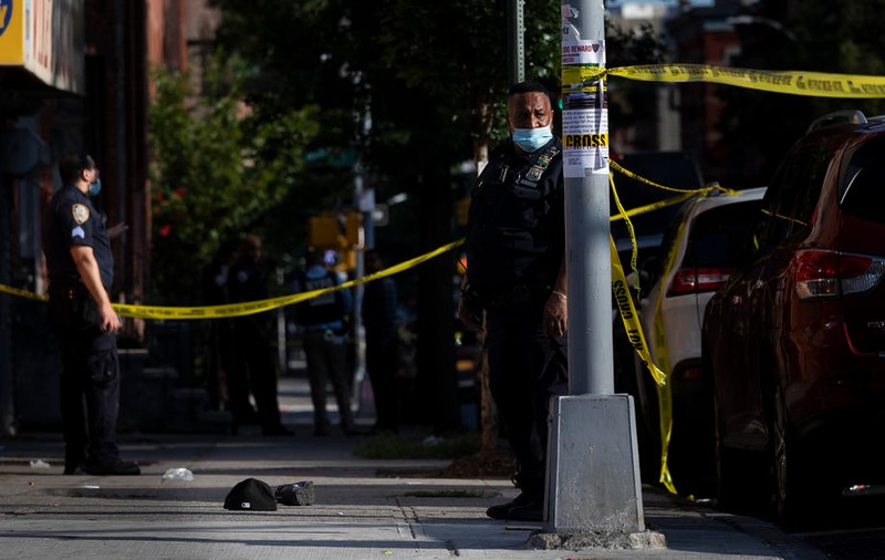 VIDEO | Momentul în care un tânăr de culoare este împușcat mortal de un polițist, surprins de camere. Se cere demisia șefului poliției din Washington
