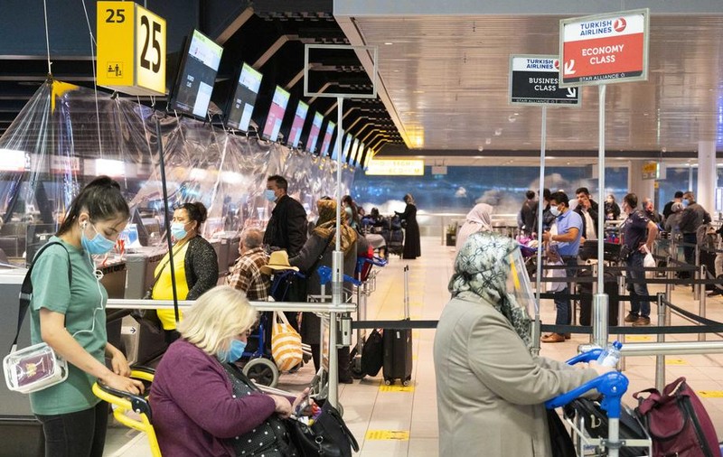 Români blocați în aeroportul din Istanbul, dintr-o eroare. Li s-a cerut test PCR, deși acesta e obligatoriu abia din 12 februarie