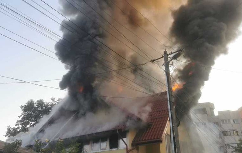 Incendiu puternic la Iași. O casă a fost cuprinsă de flăcări