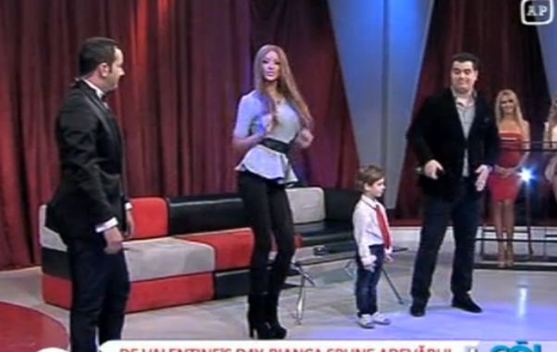 Bianca Drăgușanu, ce-ți place să te maimuțărești! Uite cum dansează pe melodia "Ai Se Eu Te Pego" | VIDEO