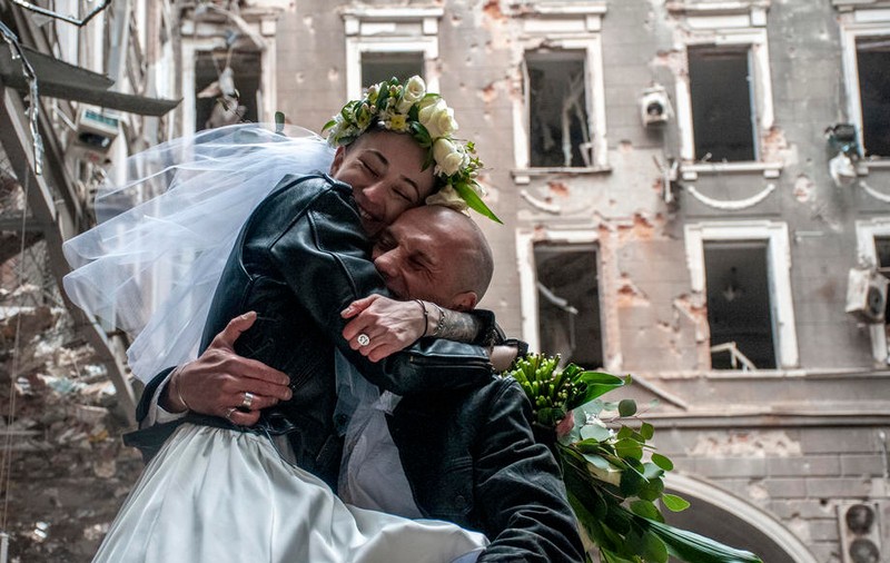 Nuntă printre ruine la Harkov. O asistentă și un medic s-au căsătorit într-un adăpost antiaerian