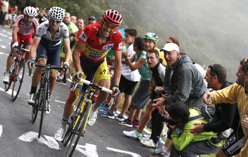 VIDEO / Doi ciclişti s-au luat la BĂTAIE în timpul Turului Spaniei