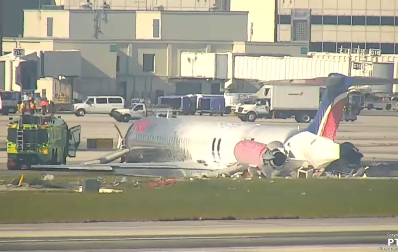 Un avion cu peste 100 de pasageri la bord a luat foc la aterizare, pe aeroportul din Miami