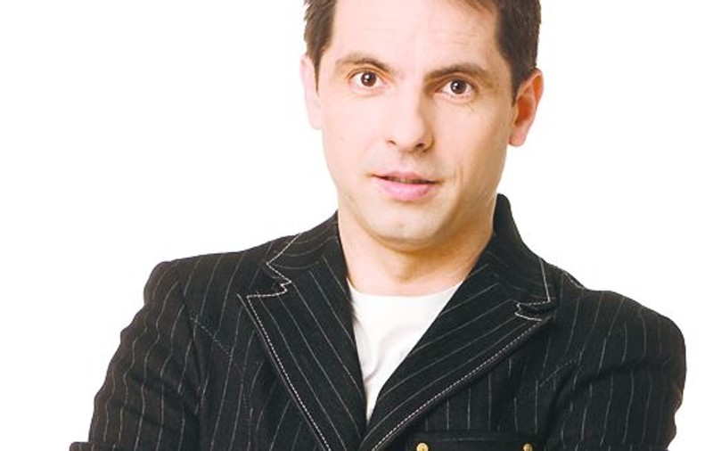 Dan Negru s-a ales cu parbrizul spart în drum spre mare