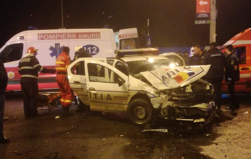 FOTO. Un jandarm și trei polițiști, răniți într-un accident produs în Capitală. Cei patru erau în misiune