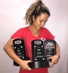 Jessica și o parte dintre trofeele câștigate până acum