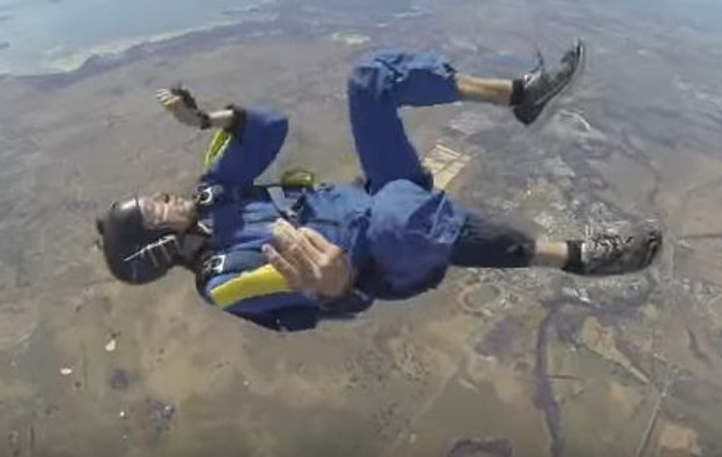 S-a aruncat cu parașuta și a făcut o criză de epilepsie în timpul zborului. Momentul înfricoșător a fost filmat | VIDEO