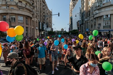 Câteva ore mai târziu, pe Calea Victoriei, sute de oameni au participat la Bucharest Pride