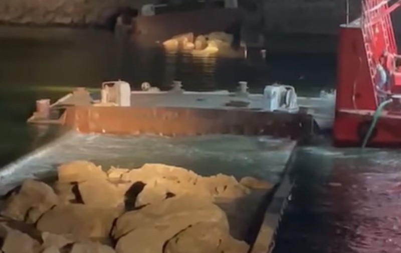 Două barje au fost scufundate controlat în Dunăre, într-o operațiune de 11 ore. Scufundarea a altor 2 barje, terminată mai rapid