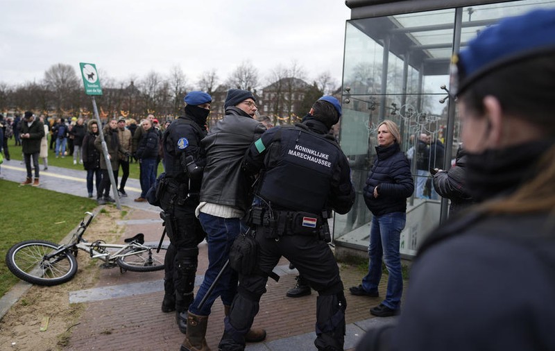Ciolacu, după protestele violente față de restricții din Olanda: „Dacă guvernul nu va fi eficient, vom ajunge la așa ceva în România”