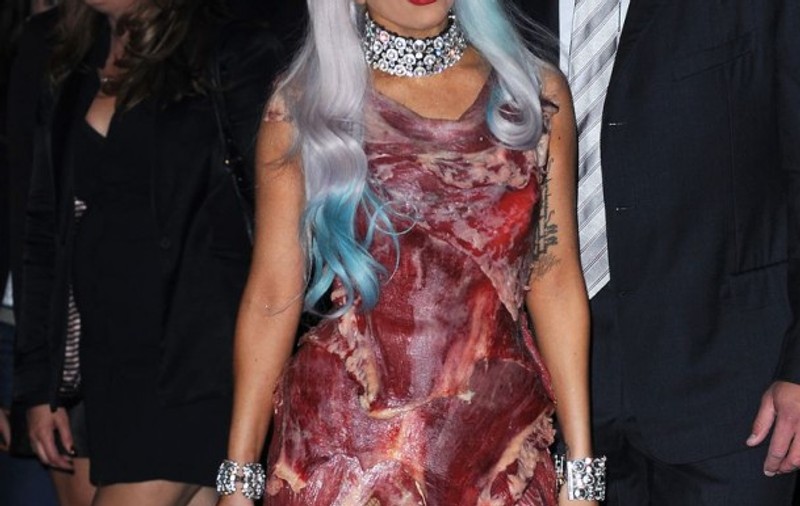 Sam McKnight: ”Rochia din carne a lui Lady Gaga mirosea îngrozitor”