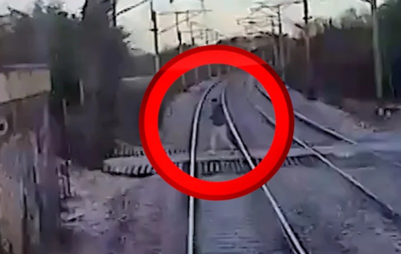 Un bărbat traversează șinele prin fața trenului care gonește cu 125 km/h. Momentul teribil, difuzat de căile ferate britanice. VIDEO