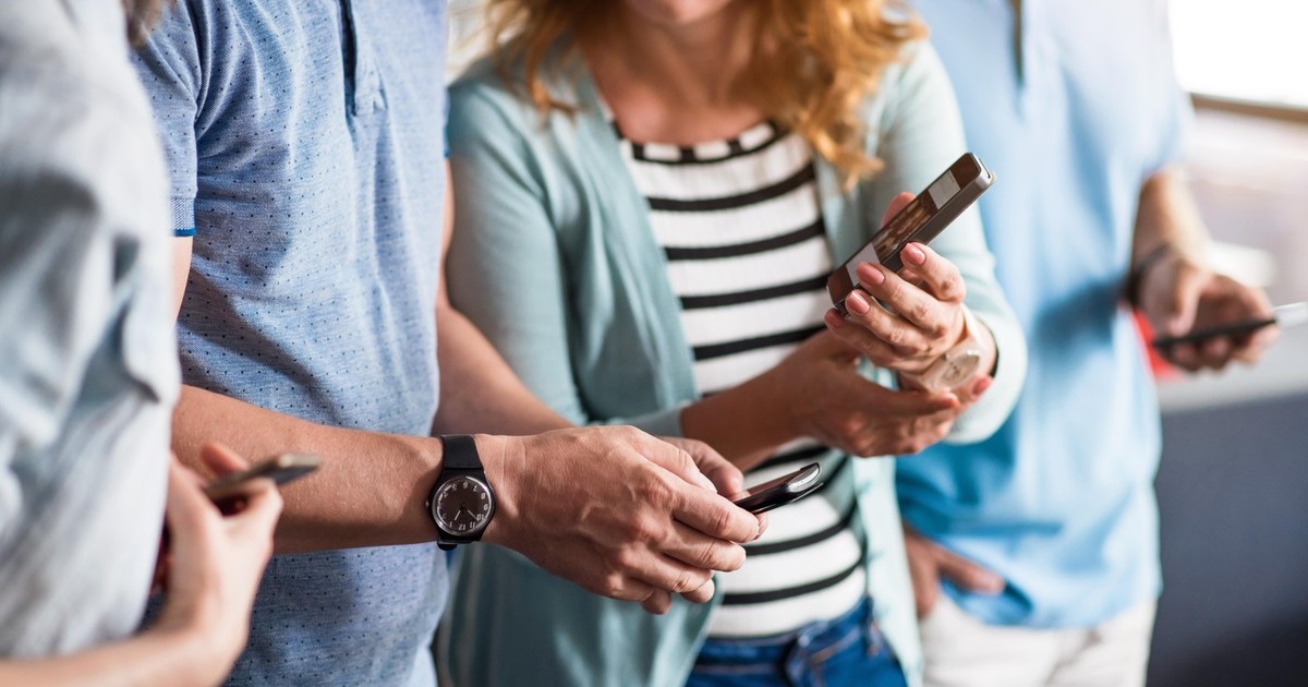Tinerii care își folosesc telefoanele. A fi digital. Imagine decupată cu oameni care folosesc smartphone-uri