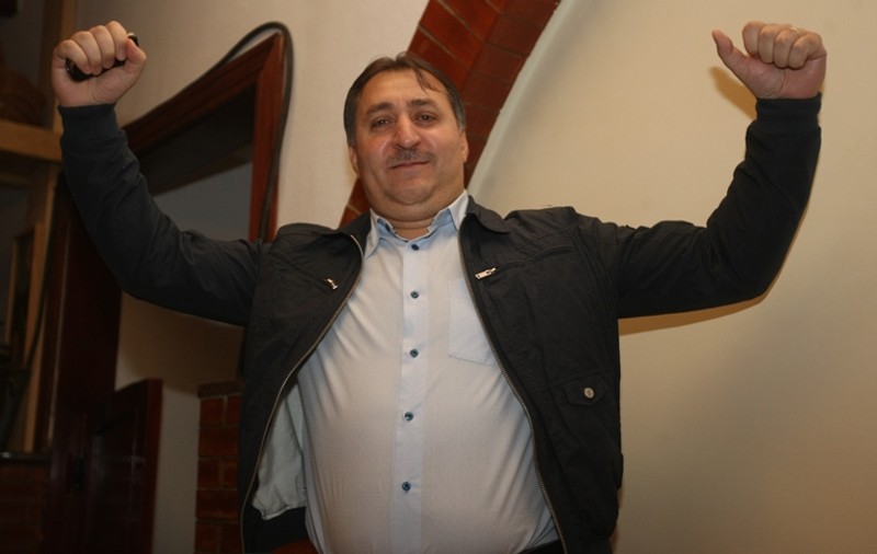 Explicaţia lui Vali Vijelie pentru ochiul vânăt: "M-a bătut nevasta"