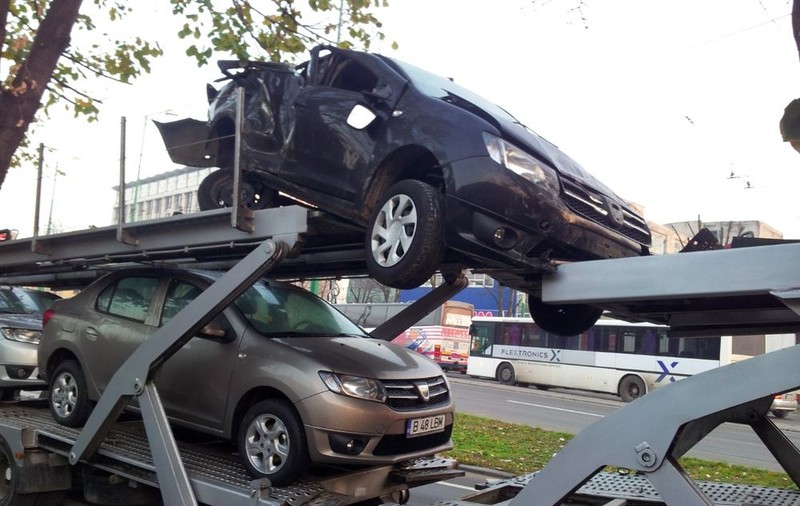 Ce şofer! A avariat cinci maşini NOI care aveau 0 kilometri la bord | FOTO