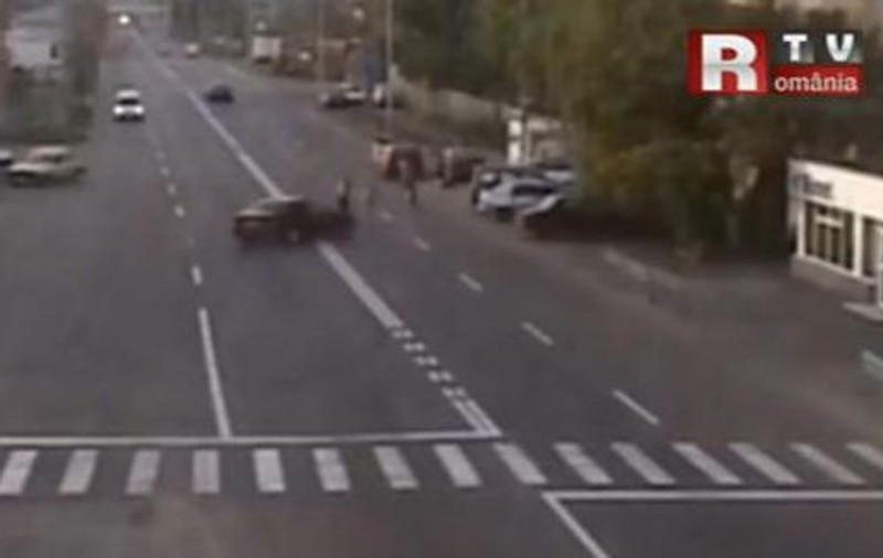 Se întâmplă în România: Un şmecher cu bolid a călcat doi pietoni după ce făcea figuri pe şosea | VIDEO INCREDIBIL