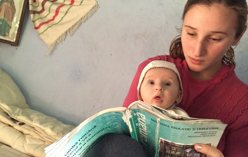 Anamaria nu are buletin, dar a luat deja viața în piept! Este mamă la 13 ani și își crește copilul într-un fost grajd!
