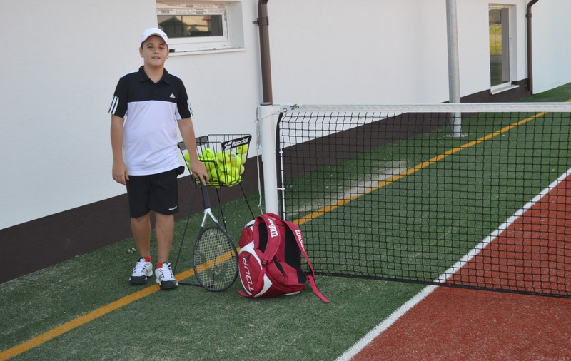 Simona Halep, idol pentru copiii din România. ^Un puști și-a "botezat" terenul de tenis cu numele campioanei!