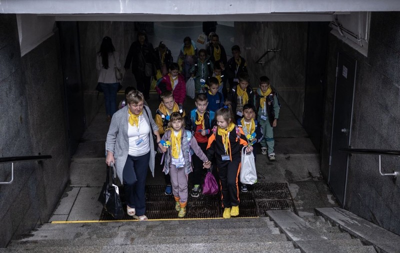 Ucraina își construiește prima școală subterană, unde copiii vor putea „să-și continue educația în condiții de siguranță” și când cad rachetele