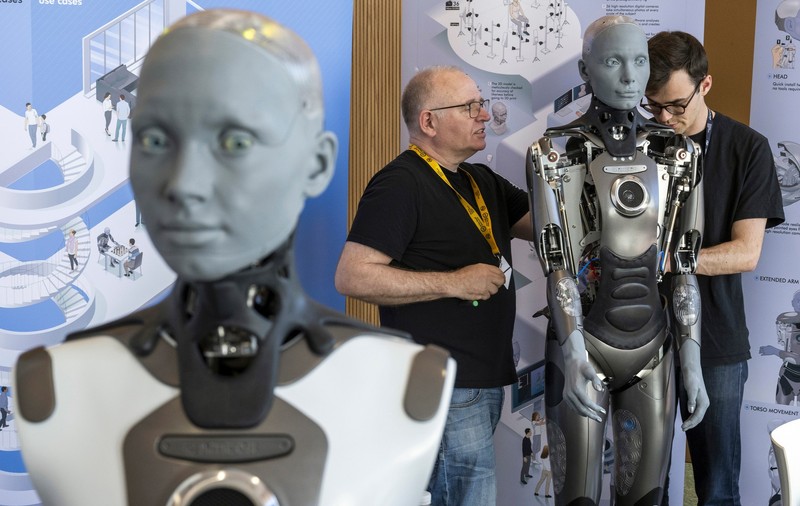 Roboți dotați cu inteligență artificială au declarat că pot conduce lumea mai bine decât oamenii