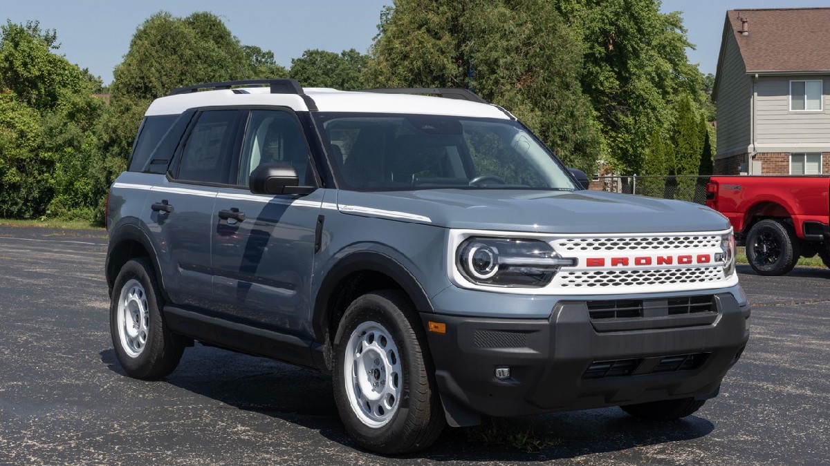 SUV-ul Ford Bronco Sport Heritage 4X4 expus la un dealer. Ford oferă modelul Bronco cu un motor EcoBoost de 1,5 litri.