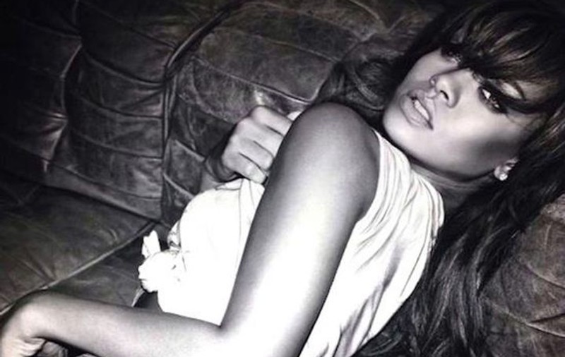 RIHANNA, cu PICIOARELE PLINE DE PĂR! Uite cea mai SCÂRBOASĂ POZĂ a ARTISTEI! FOTO în articol