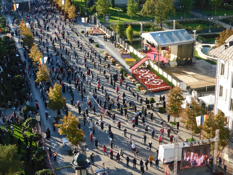 Credincioșii au fost așezați astfel încât să fie respectată distanțarea socială