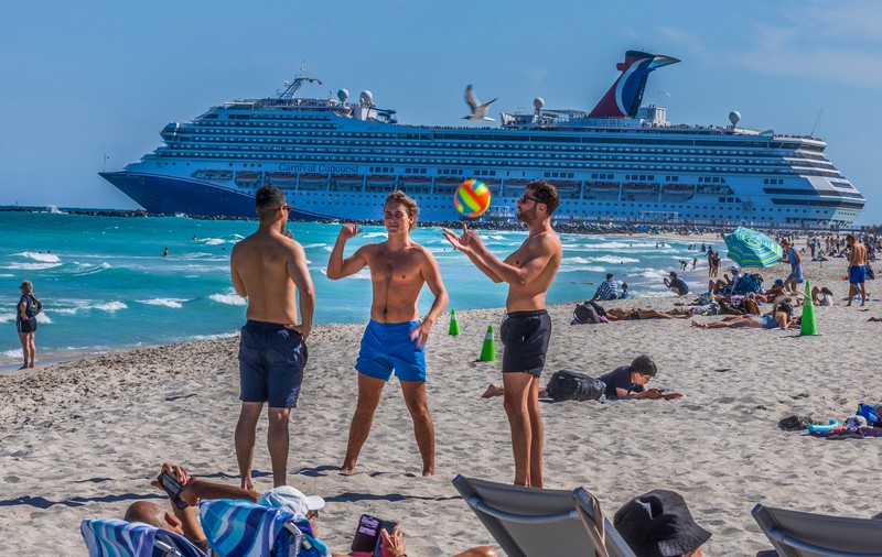 O fetiță de 4 ani a căzut peste bord dintr-un vas de croazieră, mama ei a sărit după ea, în Bahamas: „A fost îngrozitor” | VIDEO