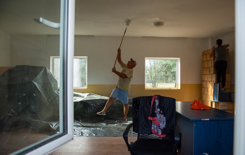 REPORTAJ. Pentru mii de copii de la sate, noul an şcolar va însemna măşti chinezeşti, întoarcerea la toaletele turceşti şi la minciunile româneşti!