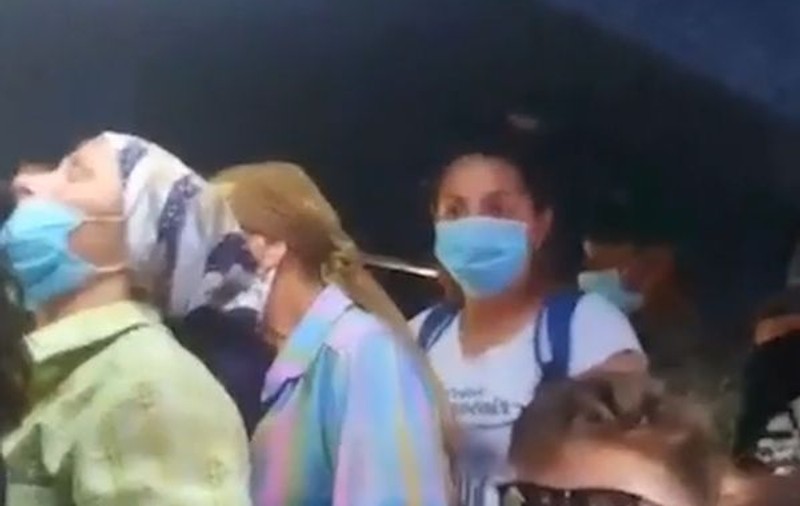Zeci de oameni înghesuiți într-un microbuz din Argeș, județul cel mai afectat de cazuri noi de Covid-19