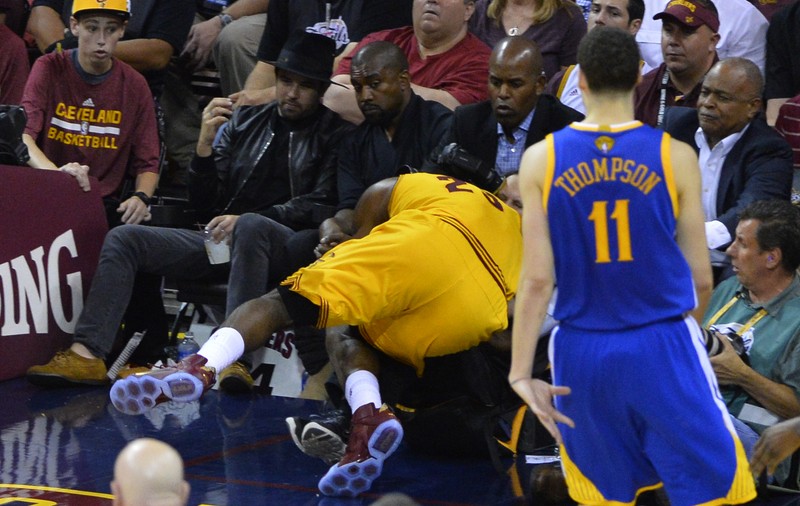 Cleveland pierde, LeBron James își sparge capul