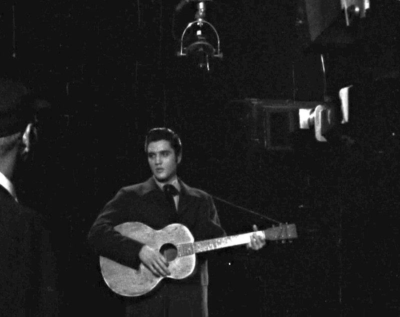 Imagini video necunoscute cu Elvis Presley, apărute după aproape 70 de ani. Filmare din 1956, când a înregistrat o melodie celebră