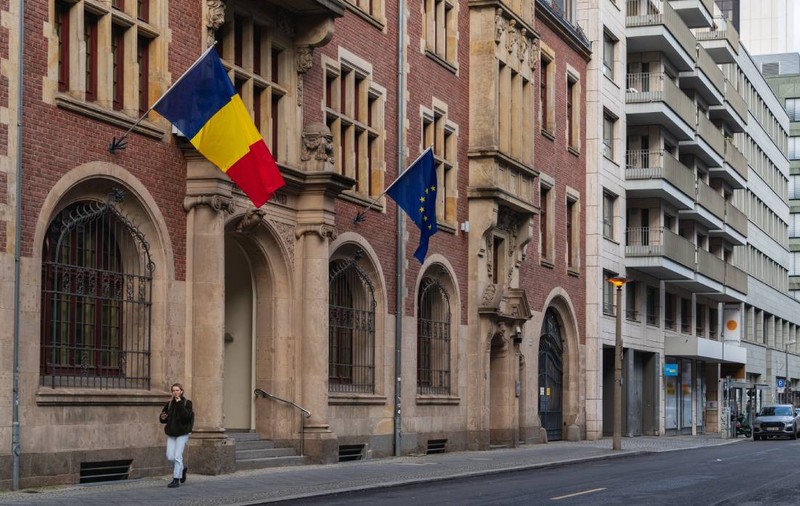 Cum cere o americancă azil în România: „Nu am să spun că țuica e kombucha, nu mi-e frică de vampiri, mi-e frică de America”