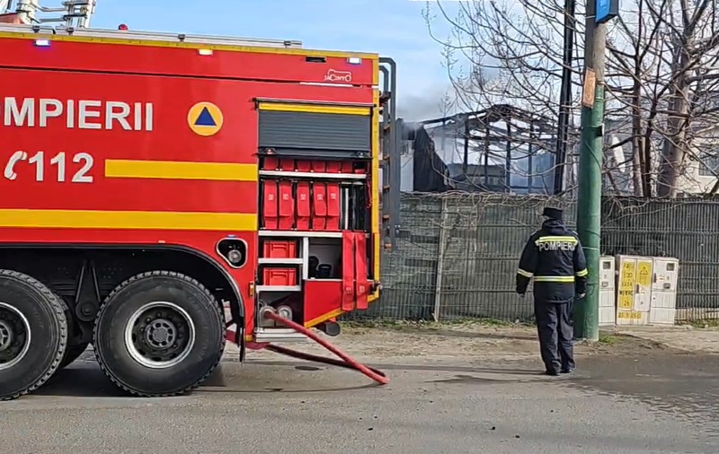 Incendiu puternic la o vopsitorie auto din Constanța. O mașină a ars în cuptorul de uscare