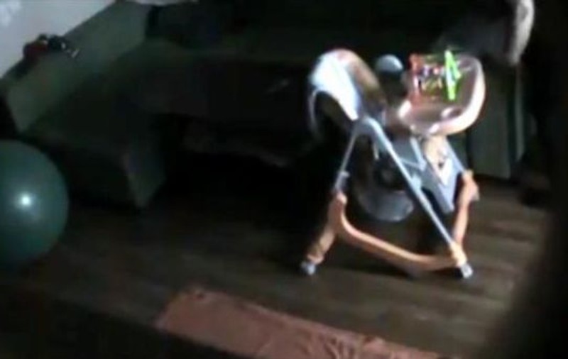 ATENȚIE, IMAGINI ŞOCANTE! O bonă, filmată cu camera ascunsă în timp ce AGRESEAZĂ UN BEBELUȘ | VIDEO