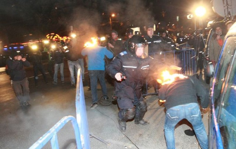 Piaţa Universităţii, teatru de război! Un om a fost incendiat | FOTO