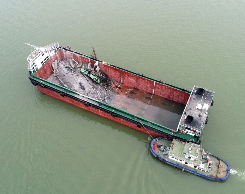 Pod rupt în China, după ce a fost lovit de o navă: cel puțin cinci morți și mașini căzute în apă
