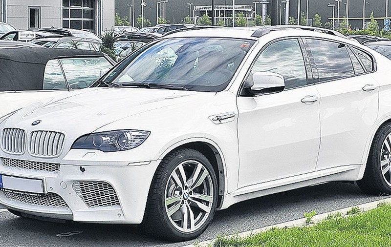 Şi dosar penal, şi fără bolid! A glumit cu un poliţist că-i dă şpagă un BMW X6 pentru că l-a prins fără permis şi beat la volan