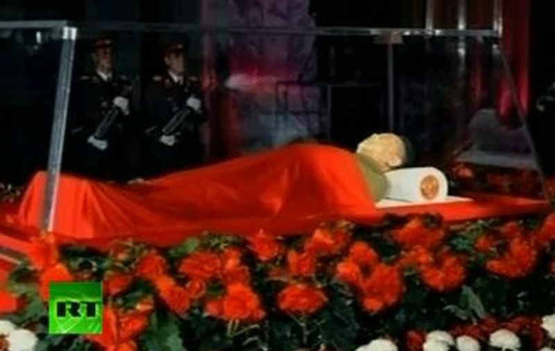 PRIMELE IMAGINI CU KIM JONG MORT! Liderul nord-coreean a fost depus într-un sicriu de sticlă | VIDEO