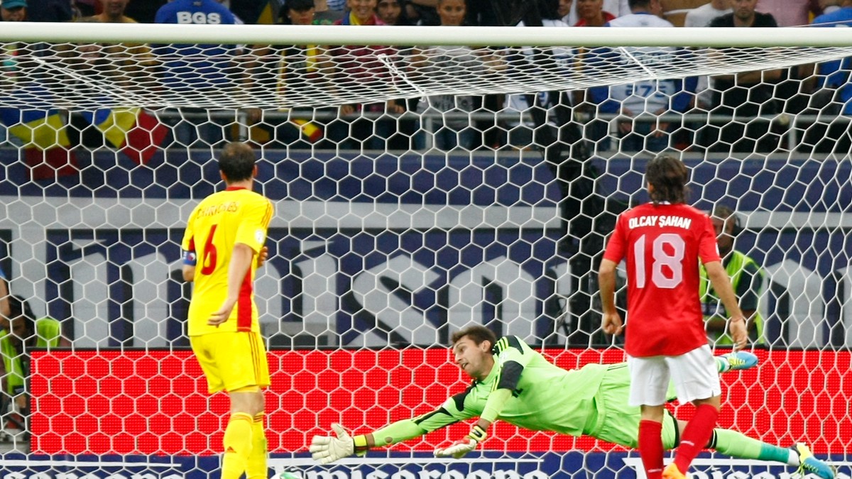 Ciprian Tătărușanu, portarul naționalei României, parează șutul unui adversar, sub privirile fundașului Vlad Chiricheș. (FOTO: Alex Dobre)