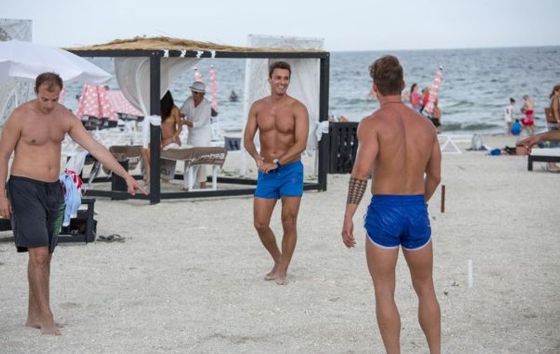 CE MASCULI! Bogdan Vlădău şi Mircea Badea au rupt plaja cu trupurile lor! 