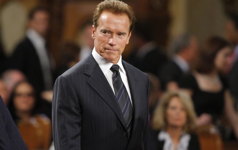 Arnold Schwarzenegger are bani de dat, e dator la stat