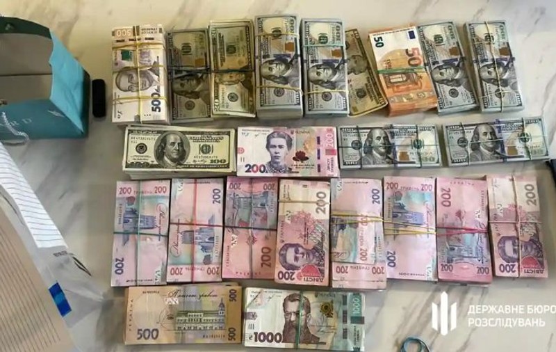 Șefa Fiscului din Kiev, acuzată de fraudă de milioane de dolari. Teancuri de bani și bijuterii, găsite în locuința ei în timpul unor percheziții