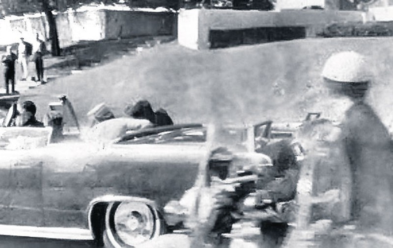 Şi totuşi, cine l-a împușcat pe JFK? Astăzi se împlinesc 52 de ani de la una dintre cele mai şocante întâmplări din istoria SUA