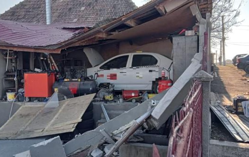 Explozie într-un garaj din Turda. Doi bărbați, cu multiple arsuri, au fost transportați la spital