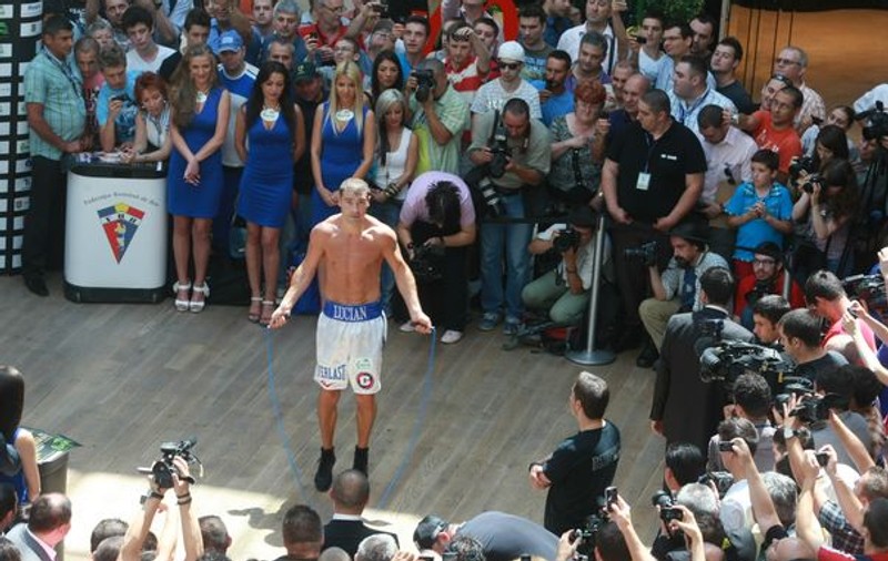 Lucian Bute a făcut ieri, la prânz, antrenamentul oficial în faţa a 300 de fani veniţi special să-l încurajeze înainte de meciul cu Jean-Paul Mendy
