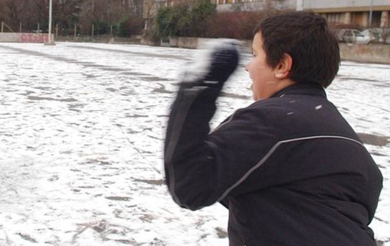 Şi-a bătut un elev pentru că îi lovise maşina cu bulgări de zăpadă