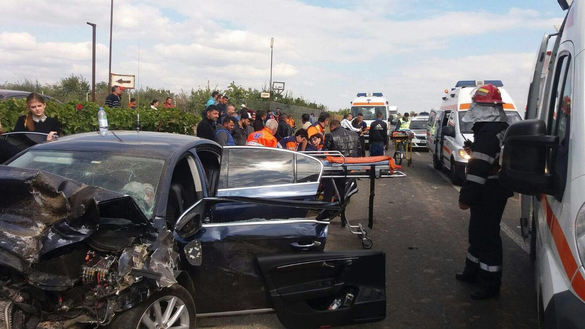 Un mort și patru răniți în Vrancea, după ce două mașini s-au ciocnit